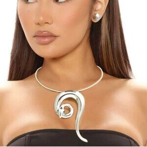 Statement Fashion Necklace in Silver Tone